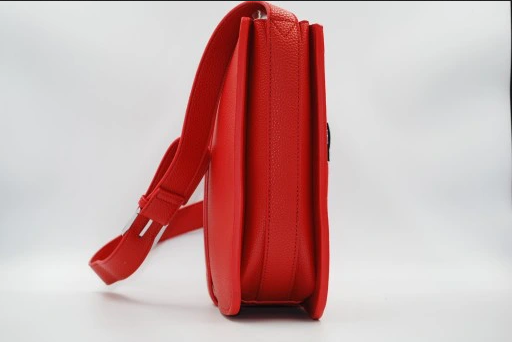 Czerwona torebka damska kuferkowa z paskiem